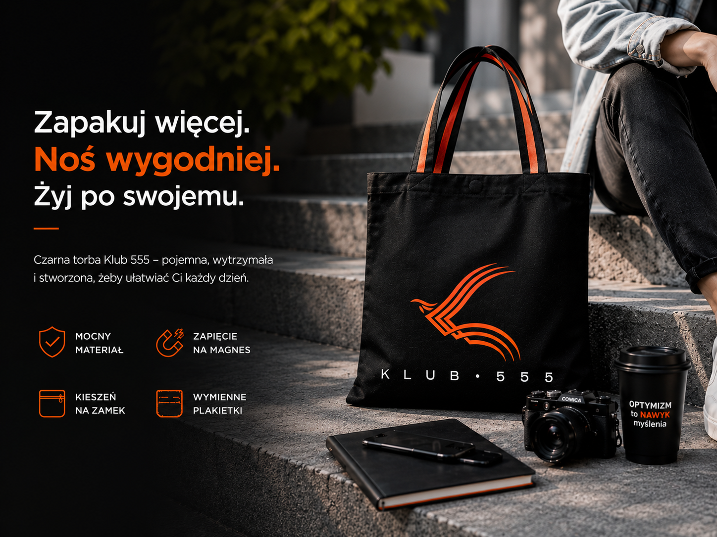 Lifestylowa grafika prezentująca czarną torbę Klub 555 z logo oraz funkcjonalnymi dodatkami.