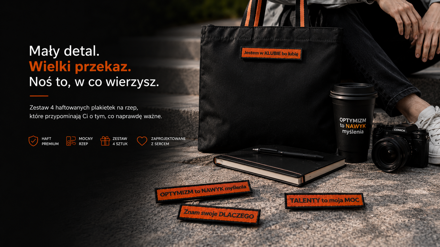 Lifestylowa grafika przedstawiająca czarną torbę Klub 555 oraz haftowane plakietki motywacyjne na rzep.