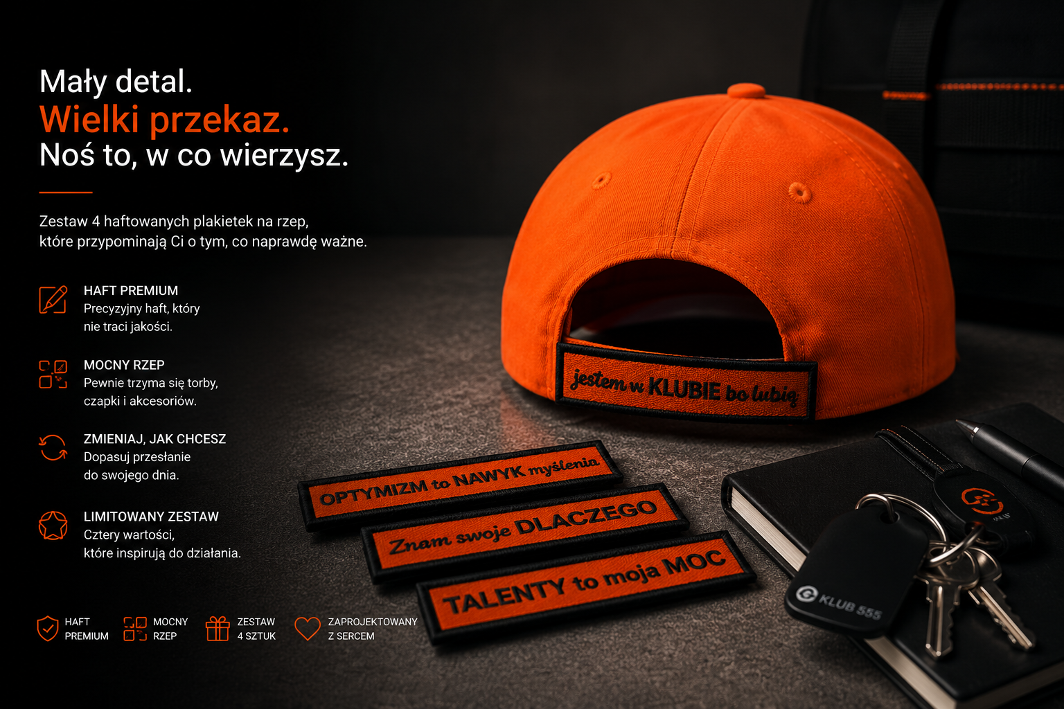 Lifestylowa grafika przedstawiająca pomarańczową czapkę z haftowaną plakietką Klub 555 mocowaną na rzep z tyłu czapki.