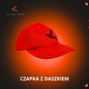 Pomarańczowa czapka z daszkiem KLUB 555 z czarnym logo oraz napisem KLUB·555 na daszku, prezentowana na jasnym tle.