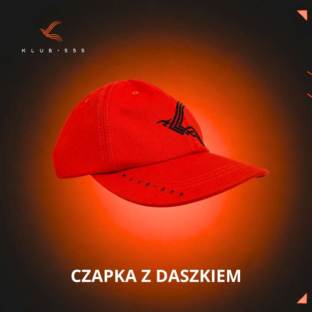 Pomarańczowa czapka z daszkiem KLUB 555 z czarnym logo oraz napisem KLUB·555 na daszku, prezentowana na jasnym tle.