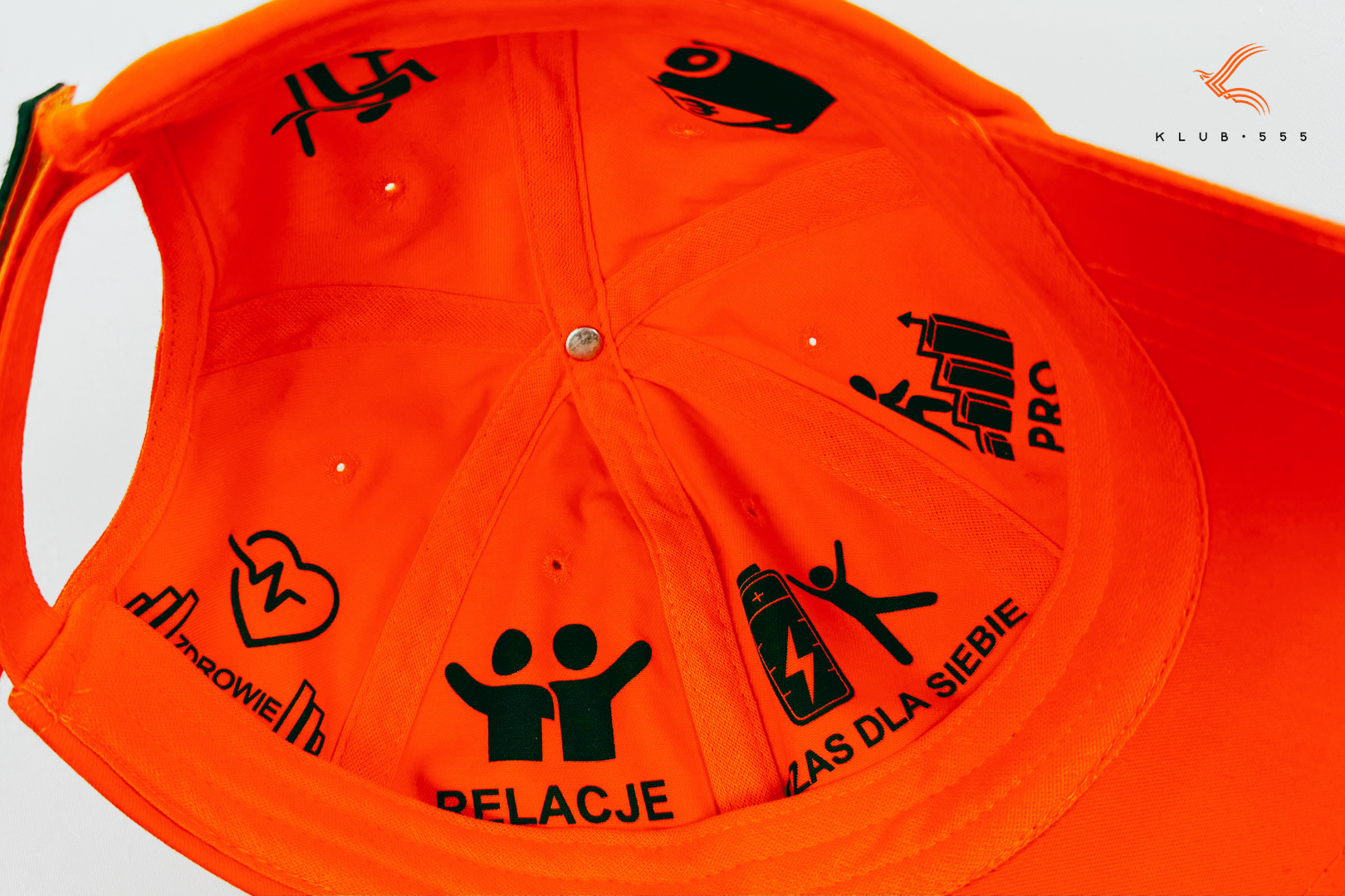 Pomarańczowa czapka z daszkiem z logo Klubu 555 i Heksagonem Szczęścia wewnątrz (przedsprzedaż) - obrazek 6