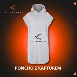 Szare ponczo z kapturem Klub 555 wykonane z mikrofibry pluszowej na ciemnym tle z pomarańczową poświatą. Na przodzie kieszeń z logo Klubu 555 oraz napisem „Jestem w KLUBIE bo lubię”.