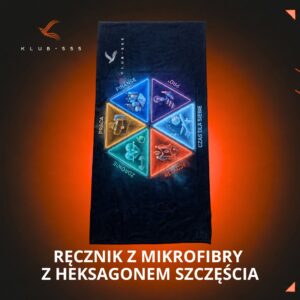 Grafika produktowa przedstawiająca ręcznik z mikrofibry z Heksagonem Szczęścia Klubu 555. Na ciemnym tle widoczny jest ręcznik z kolorową grafiką sześciu obszarów życia: praca, finanse, PRO, czas dla siebie, relacje i zdrowie. Obok znajduje się zwinięty ręcznik oraz informacje o jego właściwościach: szybkoschnący, chłonny, lekki i kompaktowy.