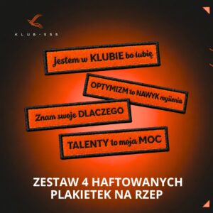 Grafika produktowa przedstawiająca zestaw 4 haftowanych plakietek na rzep Klub 555 na ciemnym tle.