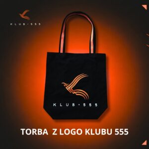Czarna torba z logo Klub 555 na pomarańczowym tle produktowym.