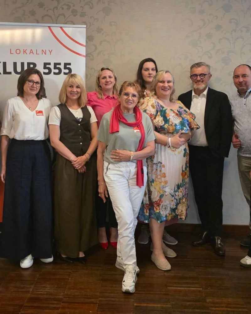 Fryderyk Karzełek na otwarciu Lokalnego Klubu 555 w Osjakowie