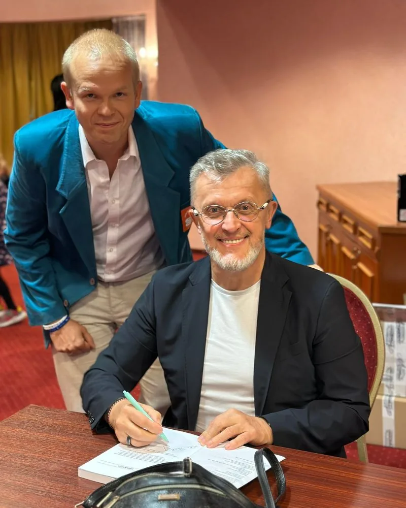 Fryderyk Karzełek podpisuje książkę Pawłowi Morycowi w Lokalnym Klubie 555 Bielsko-Biała