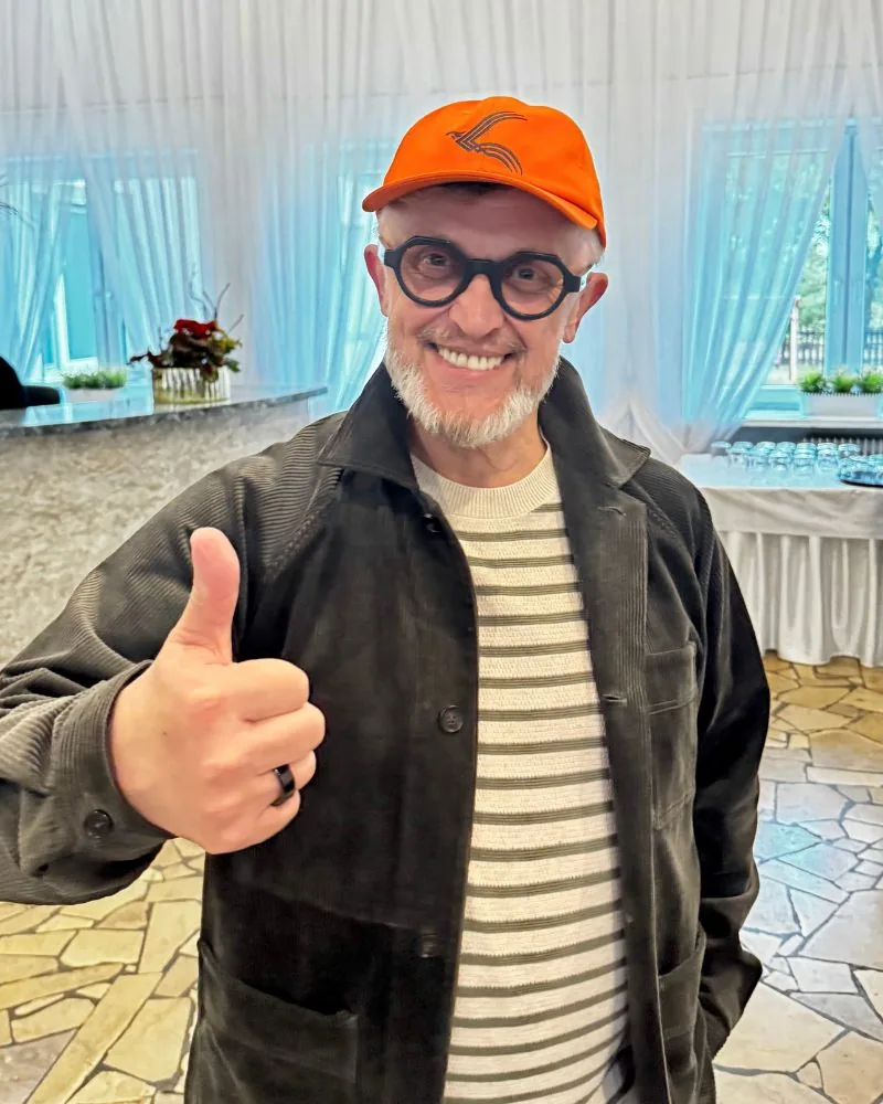 Fryderyk Karzełek w czapce z logo Klubu 555