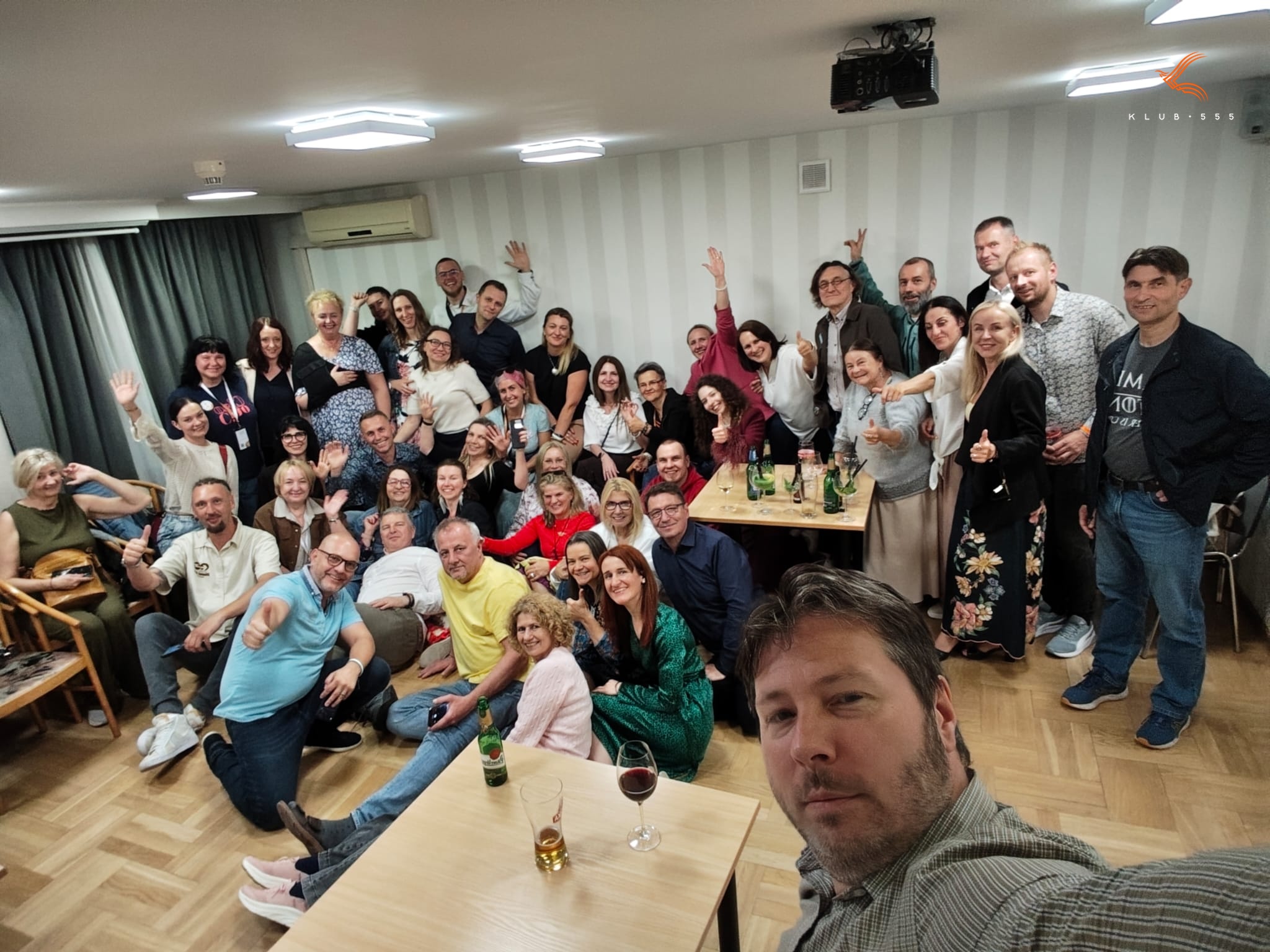 Wspólne selfie podczas imprezy, Lokalny Klub 555